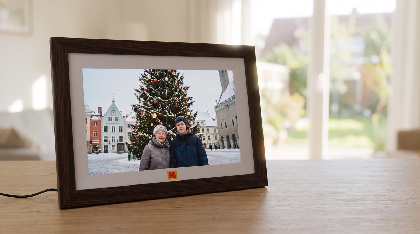 Kodak Digitaler Bilderrahmen mit Holzrahmen auf einem Tisch